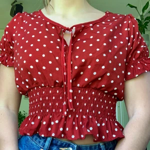 Prickig topp - Gulligaste toppen ! I jättefint skick 🧚‍♀️ står ingen storlek men skulle uppskatta den till XS-S :) 