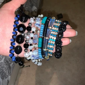 Armband  - Ett sätt med använda armband, allt tillsammans är 60kr men individuellt kan man också köpa!