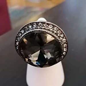 Ring  - Maffig ring med stor grå Sten , ställbar. 