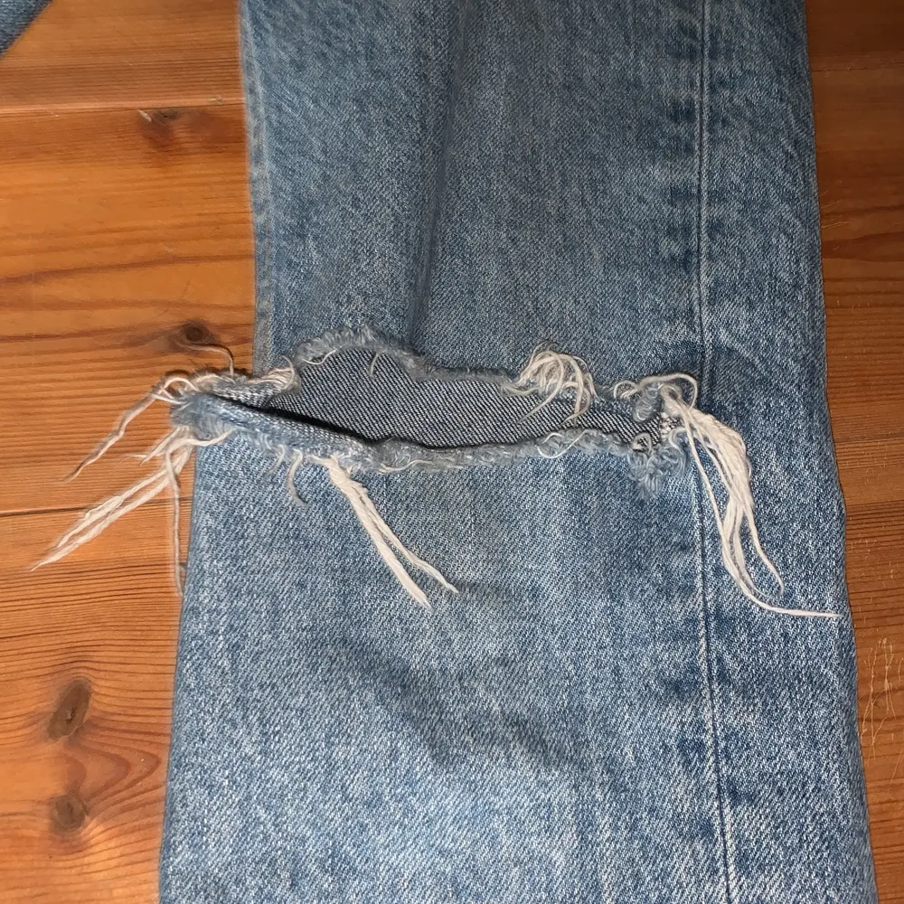 Fina populära zara jeans med hål i knäna Jätte bra skick nästa aldrig använda eftersom att dem är försmå  köparen står för frakten pris kan diskuteras . Ny pris är 400kr. Jeans & Byxor.