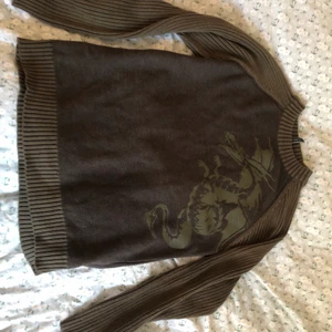 Långärmad tröja med drakdesign - Superfin och bekväm tröja. Fint skick, inget påtagligt slitage. Skulle passa xs-s/m, beroende på hur du vill att den ska sitta. Skriv för fler bilder<3