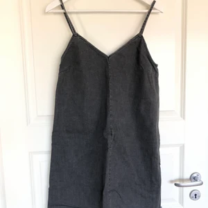 Klänning  - Mörkgrå jeansklänning ifrån NA-KD, omvänd! 