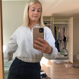 Zip tröja - Säljer denna fina zip tröja från nakd💕 storlek S
