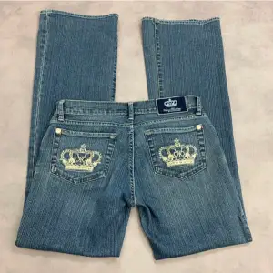 snygga Victoria Beckham jeans köpte på second hand. säljer därav att de inte passar mig! sååå snygga & bra skick 🦋 de är bootcut/straight leg. BUDA❤️ 