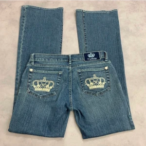 Victoria Beckham 👑 - snygga Victoria Beckham jeans köpte på second hand. säljer därav att de inte passar mig! sååå snygga & bra skick 🦋 de är bootcut/straight leg. BUDA❤️ 