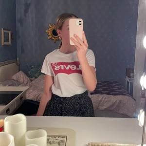levi’s tröja ❤️‍🔥 - säljer nu min levi’s tröja då den är lite för liten för mig 🙌🏻 kan inte hitta nypris men om någon vet får ni gärna skriva! Är 160cm och den är inte för liten i längden men den sitter lite tajt :( inga skador och använd några gånger men ganska fint skick, skicka ett medelande om ni vill ha mer bilder ;)