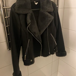 BIKERJACKET IFRÅN MANGO STORLEK XS -  BIKERJACKET ifrån Mango storlek XS.