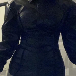 H&M - Svart kappa köpt från h&m, väldigt fin och tight runt midjan då den visar kroppens form materialet är väldigt bra kvalite, har använt i ungefär 2-3 gånger. Den är lika ny som när den köptes inga skador eller repor på.