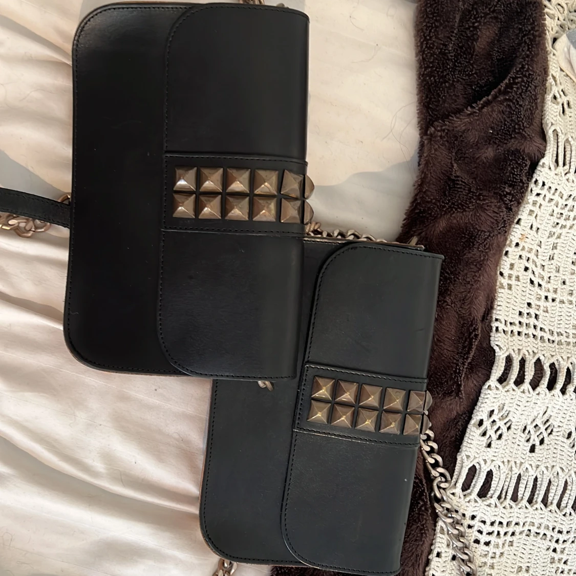 Snygg handväska med nitar - 91