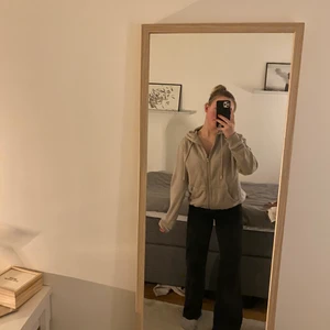 Beige zip-hoodie - Beige supersnygg zip-hoodie. Passar till det mesta och är även supersnygg med ett linne under. 
