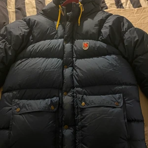 Fjällräven jacka - Riktigt fin och varm fjällräven jacka i färgen mörkblå, storlek M. Inga defekter på jackan. Frågor eller fler bilder på jackan kan tas privat💗