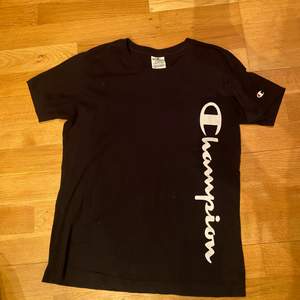 Svart champion t-shirt. Kommer inte till användning därför jag säljer den.