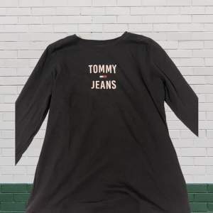 Black logo tommy jeans top. Condition: like new
