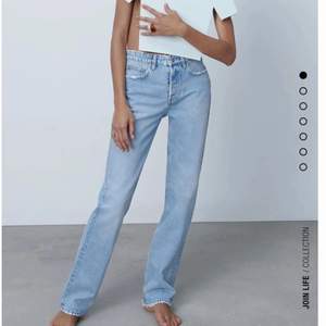 Superfina jeans ifrån zara som tyvärr är i fel storlek för mig🖤 Annars superfin passform samt en underbar färg som inte längre är tillgänglig! Nyskick💓