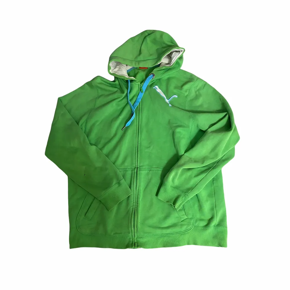 Grön zipup hoodie från Puma, köpt på Depop för 350 men används inte. Har ett litet hål vid ärmen samt ett vid bröstet men som ej stör<3 . Hoodies.