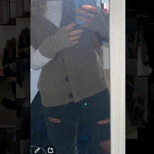 Zara jeans  - Snygga jenas från zara med hål i benen. Storlek 36  