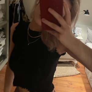 Svar topp - Svart topp från zara som inte kommer tills användning längre, bra skick på tröjan även fast den är köpt 2019.