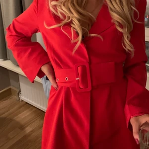 Röd blazer/klänning Nelly.  - Röd blazer/klänning från Nelly i fint skick. Slutsåld på hemsidan, köptes för 599 kr. Stl XS
