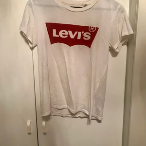 Levis t shirt - Skriv privat till mig ifall du vill ha fler bilder eller se plagget på. Kunden står för frakten. 
