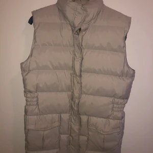 Väst strlk 38 - En beige dunväst i storlek 38 i fint skick. Hör av er vid intresse 🥰