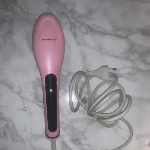 Värme borste  - Hej, säljer min värme borste från emerio då den inte kommer till användning längre. Värmen går att ändra. Säljer för 120kr