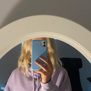 Lila hoodie - Lila hoodie från Monki. Jätte fin att ha till en kjol eller jeans. 