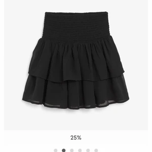 !SÖKER! - Söker en svart volangkjol, hör av er om ni har en💕  helst just denhär från Kappahl men det funkar också med typ den från vero Moda med tre volanger Kan tänka mig att köpa den för max 220kr! ‼️Kan mötas upp i Stockholm‼️