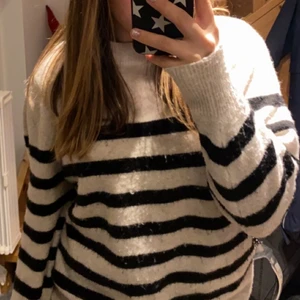 Randig stickad tröja  - Säljer denna stickade tröjan då den inte används så mycket! Den är lite nopprig eftersom denna tröjan lätt blir det, men det är inget man tänker på! 
