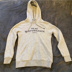 Peak performance hoodie - Den är aldrig använd, endast provad 1 gång. 