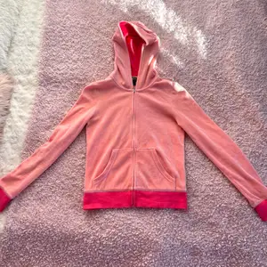 Säljer min rosa Juicy Couture hoodie pga för liten storlek. Köpt på Juicy butiken i London för 1199 kr och har använts ett fåtal gånger men är i superfint skick. Ryggen har loggan i silvriga paljetter. Storlek S. 