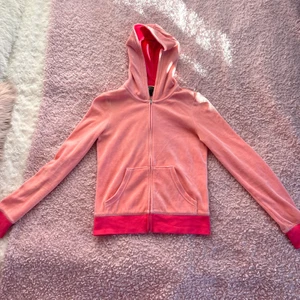 Juicy Couture Rosa Velour Hoodie - Säljer min rosa Juicy Couture hoodie pga för liten storlek. Köpt på Juicy butiken i London för 1199 kr och har använts ett fåtal gånger men är i superfint skick. Ryggen har loggan i silvriga paljetter. Storlek S. 
