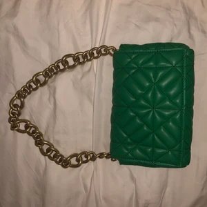 Zara väska - Grön väska från zara i fejkläder, lite kortare axelband i perfekt längd. Använd en gång