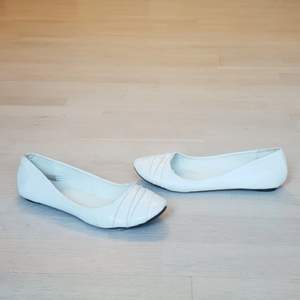 Snygga ballerina skor stl 35, lite slitna därav priset 💖10 kr💖 3 för 2 !!
