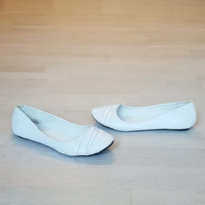Ballerinaskor 35 - Snygga ballerina skor stl 35, lite slitna därav priset 💖10 kr💖 3 för 2 !!