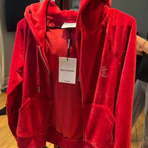 Tänkte kolla om det finns nångon intresse för en helt ny röd hoodie från juicy couture. Fick denna i julklapp men hittar inte byxorna till den nånstans. Alltså är den helt ny med prislappen kvar. (Kunden står för frakt)