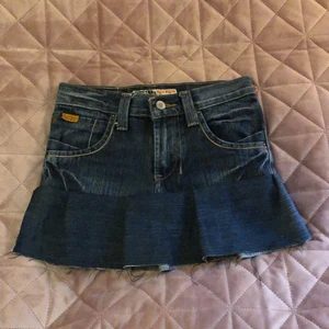 Handsydd vintage kjol - Säljer denna söta jeanskjol p.g.a att den tyvärr är förliten för mig. 🥲 Jag skulle säga att den passar någon som har XXS eller XS. Midjemått (tvärsöver) : 34cm, längd: 30cm. Sydd efter Poppy Lacey på youtube som gav mig idén till kjolen. (Köpare står för frakt) Kontakta mig för mer info.