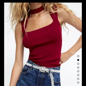SÖKER EFTER DENNA TOPP!! - Skriv jätte gärna till mig om du säljer denna topp i antingen Rött eller svart!!!!❤️❤️❤️ HÖR AV ER 🙌🏼