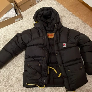 Fjäll räven jacka - Fick en svart fjällräven jacka på julafton men tycker att det e lite för tjock på mig då jag är väldigt kort. Skulle nån kunna tänka sig att byta den mot en moncler jacka, colmar jacka eller den tunnare modellen av fjällräven jackorna så skriv gärna till mig om ni är intresserade ! 💕💕 Kan KANSKE sälja den om jag får bra bud.