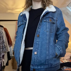 Jeansjacka  - Nice jacka när våren snart kommer!! Tyvärr är det inte fluffigt ut i armarna utan bara tyg🤠