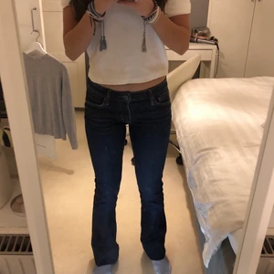 Crocker bootcut jeans - Säljer mina skitsnygga lågmidjade bootcut jeans från Crocker! Som man ser på sista bilden så är dom långa på mig som är 1,60 ungefär💕  