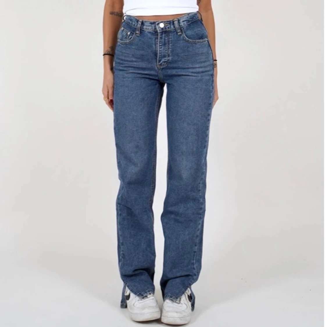 Mörkblåa jeans med slit - 90