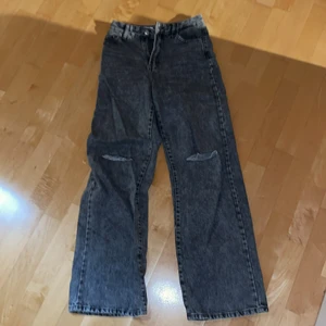 Straight Jeans 34 - Gråa med hål i knäna. Riktigt bra skick ⚡️