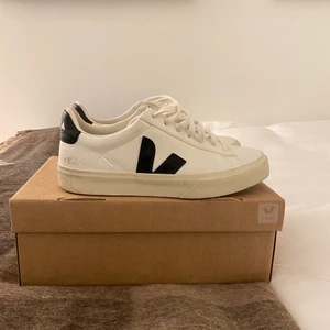 Veja sneakers  - Sneakers från Veja i Skinn. Mycket bra skick! Nypris 1400kr, säljer för 600kr Inte provat rengöra dom än. Storlek 38💖