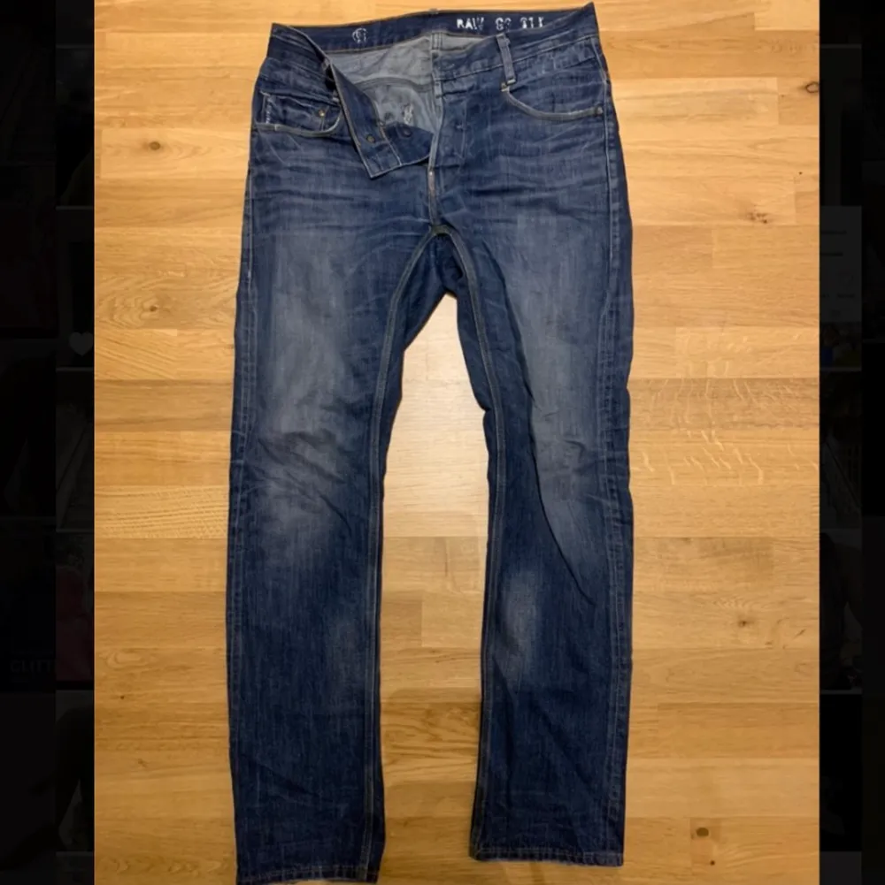 GSTAR RAW jeans (GS01) är för män men funkar som unisex som ett par lågmidjade pösigare jeans. Oklart vilken storlek men funkar i längd på mig som är 165 och sitter lite pösigt och jag är S/M. Jeans & Byxor.