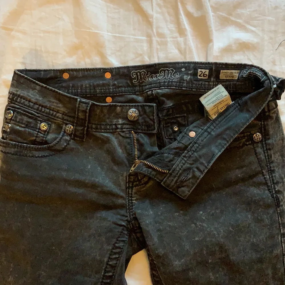 As coola miss me jeans med en låg midja i en stentvättade svart färg. Äkta miss me jeans. Jeans & Byxor.