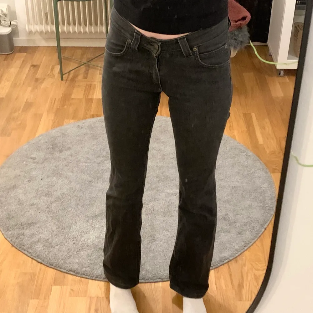 snyggaste lågmidjade straight leg jeansen från lee!! säljer pga har blivit för små för mig i midjan och över låren. de är i storlek W26 L33 och är perfekt längd för mig som är 173 lång. midjemåttet är ca 73 cm och innerbenslängden är 80 cm ❤️. Jeans & Byxor.