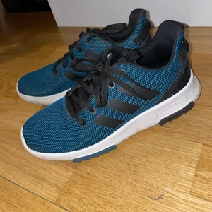 Adidas skor - Fint skick hela, bara lite smutsig på sulorna men inte mer än så! Storlek 36,5