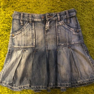 jeanskjol - jättefin jeanskjol från extyn! jag köpte den här på plick men den var tyvärr för stor :( 