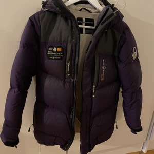 Sail racing dunjacka - Storlek Xs men passar mig som har S. Otroligt varm jacka, fint skick förutom en liten reva ca 1cm stort som syns på bilden, är bara he en lagningsbit över, har dock bara haft den hängandes så har inte Idas.                  Jackan Håller mig varm i 25- utan problem. 