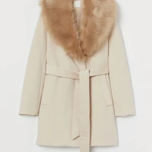 Kappa  - Säljer denna kappa med prislapp kvar. Nypris 700 säljer för 400. Storlek xs-s. Bilder kan fås vid intresse 💕